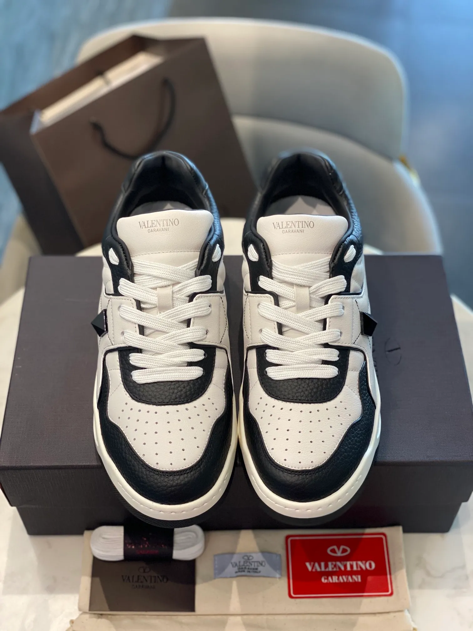 👟👟Ex-factory price 780👟👟 Valentino ONE STUD calfskin lace-up sneakers. Soft suede low-top sneakers, classic and versatile, couple's sneakers, special goods, worth buying! A pair of simple shoes with unique details will save you from the difficulty of dressing. OneStud sneakers, with quilted plaid and oversized rivets, create an eye-catching punk style and get rid of the heavy feeling of this season's clothing. U👟👟Ex-factory price raise calfskin derby shoes, with exquisite leather construction and simple silhouette, smooth lines set the tone of coolness, they are a versatile item in the wardrobe. There are more Valentino boutique shoes waiting for you to unlock! It’s time to get the shoes you’ve been coveting for a long time! Officially on sale 7,+++ - Seven straps, decorated with metallic rubber effect. Decoration on the back and tongue. Size 35-44.